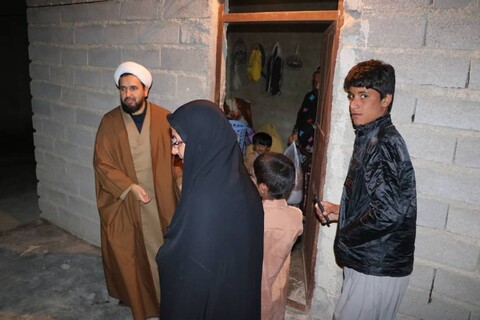 کمک رسانی طلاب و روحانیون گروه جهادی شهید سپهبد حاج قاسم سلیمانی در مناطق سیل زده