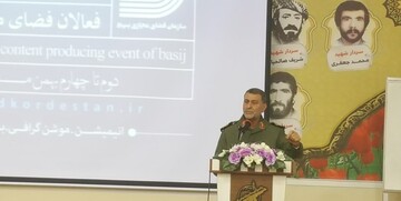 در فضای مجازی زمین را برای حضور دشمن خالی نکنیم