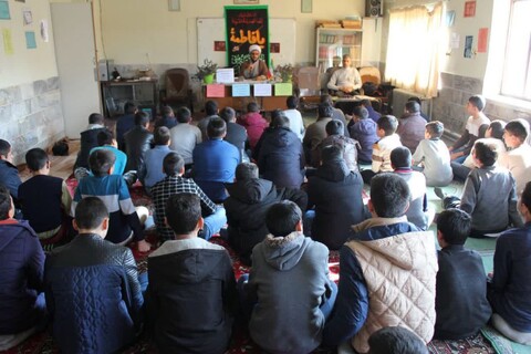 تصاویر/ همایش دانش آموزی فاطمیون با حضور مدیر مدرسه علمیه خوی در شهرستان خوی