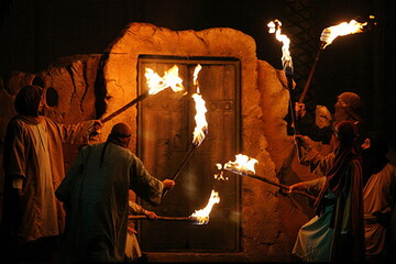 چرا هنگام حمله دشمنان، حضرت زهرا (س) درب خانه را باز کردند؟