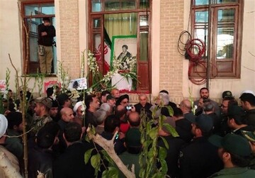 بیت امام خمینی(ره) در قم گلباران شد