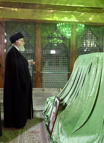 تصویری رپورٹ|رہبر معظم انقلاب کی آج صبح حرم امام خمینی(رح) اور گلزار شہداء میں حاضری

