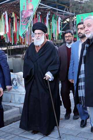 تصویری رپورٹ|رہبر معظم انقلاب کی آج صبح حرم امام خمینی(رح) اور گلزار شہداء میں حاضری
