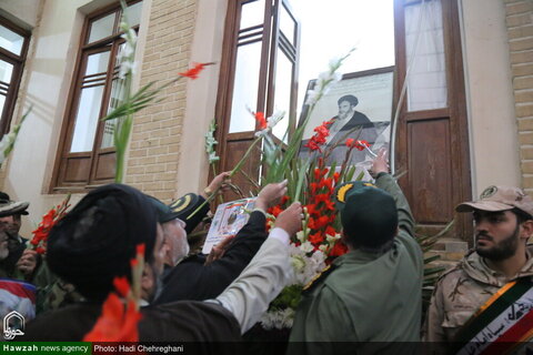 بالصور/ تزيين بين الإمام الخميني (ره) بالأزهار والورود في ذكرى انتصار الثورة الإسلامية بقم المقدسة