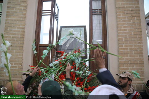 بالصور/ تزيين بين الإمام الخميني (ره) بالأزهار والورود في ذكرى انتصار الثورة الإسلامية بقم المقدسة