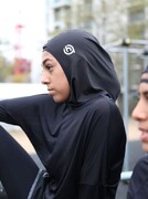 مادر مسلمان انگلیسی برای تشویق دخترش به ورزش، حجاب مخصوص طراحی کرد