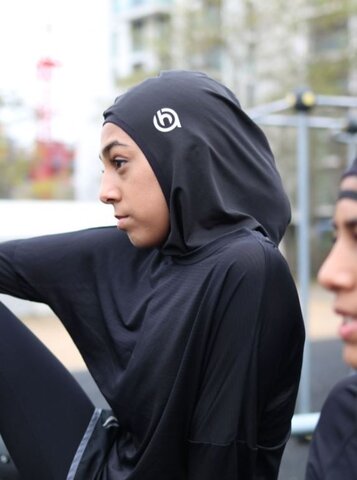 مادر مسلمانی برای تشویق دخترش به ورزش، حجاب مخصوص طراحی کرد