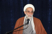 اندیشه های امام خمینی(ره) را با شیوه های جدید به جوانان منتقل کنیم