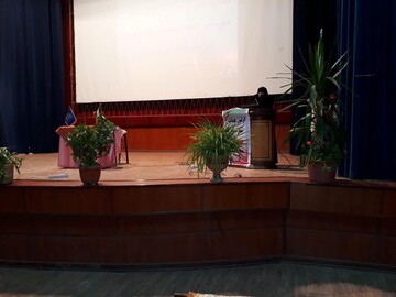 تصور برخی از مردم از خواهران طلبه در حد یک خانم جلسه ای است