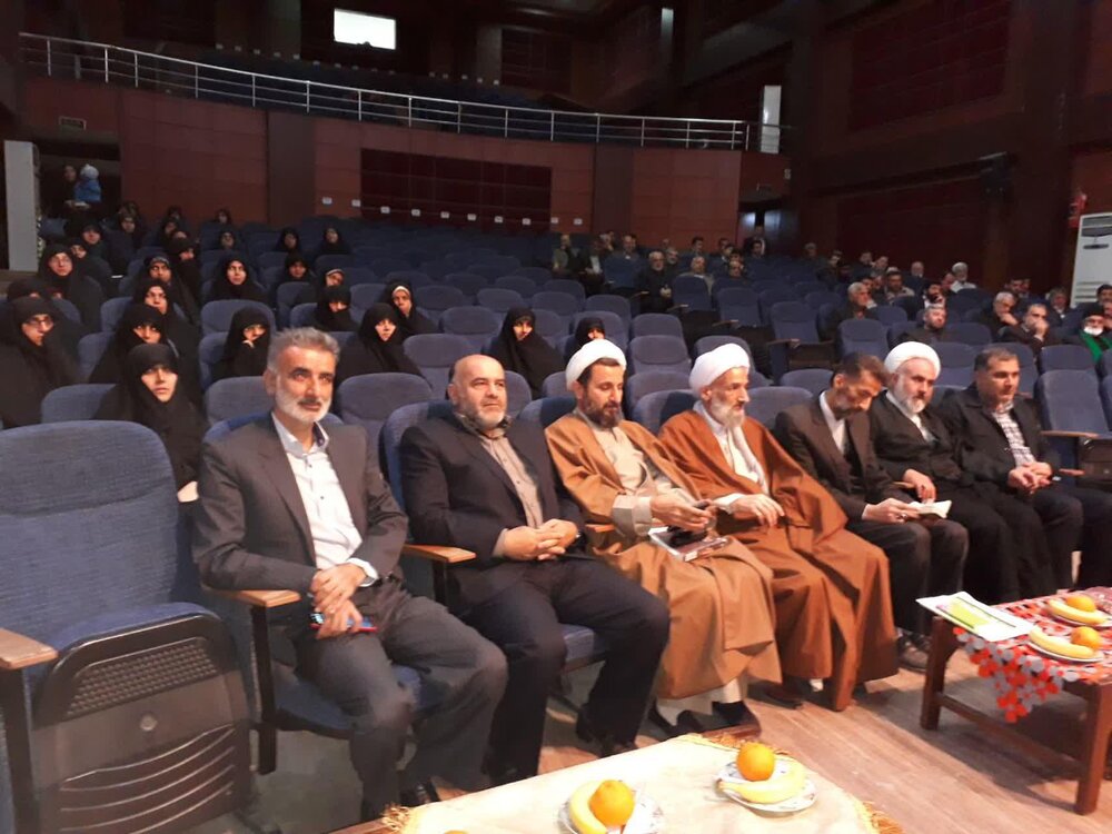 تصور برخی از مردم از خواهران طلبه در حد یک خانم جلسه ای است