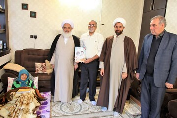 دیدار امام جمعه کرمانشاه با خانواده شهدای انقلاب+ عکس