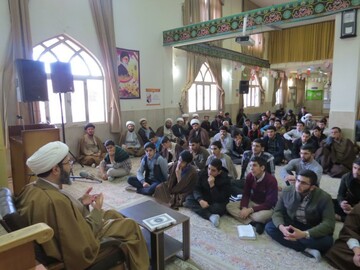 همه بزرگانی که در حوزه هستند، موفقیت شان از احترام به پدر و مادر است