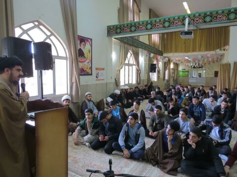تصاویر/ نشست بصیرتی طلاب مدرسه علمیه امام باقر (ع) کامیاران به مناسبت دهه فجر