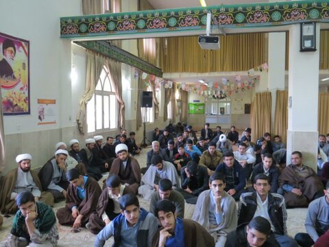 تصاویر/ نشست بصیرتی طلاب مدرسه علمیه امام باقر (ع) کامیاران به مناسبت دهه فجر
