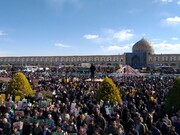 مردم در ایستگاه چهل ویکمین سالگرد انقلاب اسلام تمام قد ایستاده‌اند