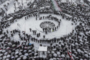 تصاویر/ حمایت جانانه از انقلاب زیر بارش برف!