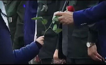 فیلم/ گفتگو با کودکی که به حاج قاسم گل داد