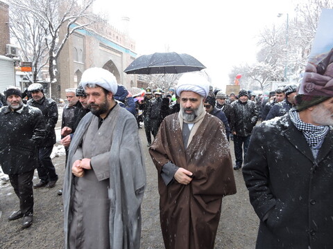 حضور مردم تبریز زیر بارش شدید برف در راهپیمایی ۲۲ بهمن