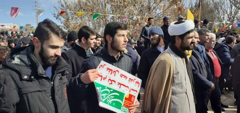 تصاویر / حضور طلاب و مردم شریف تسوج در راهپیمایی 22 بهمن