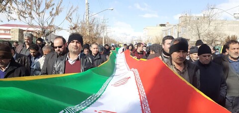 تصاویر / حضور طلاب و مردم شریف تسوج در راهپیمایی 22 بهمن