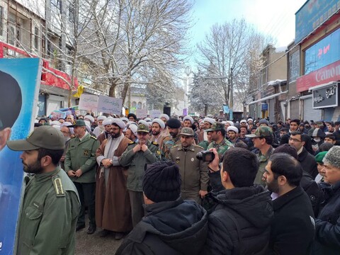 تصاویر / حضور روحانیون و مردم مراغه در راهپیمایی ۲۲ بهمن