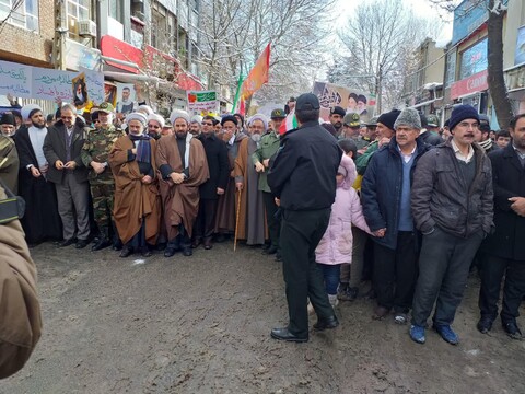 تصاویر / حضور روحانیون و مردم مراغه در راهپیمایی ۲۲ بهمن