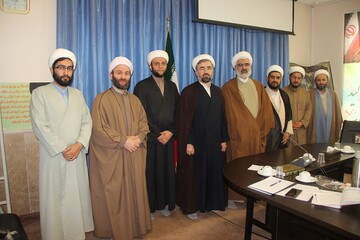 معاونان پژوهش مدارس علمیه جزیره ای عمل نکنند