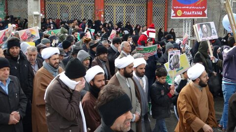تصاویر شما/ حضور طلاب و روحانیون در راهپیمایی 22 بهمن