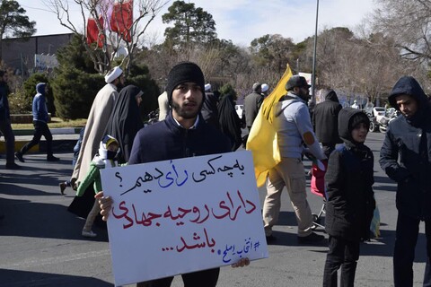 تصاویر/ پلاکاردهای انتخاباتی مردم در راهپیمایی ۲۲ بهمن قم