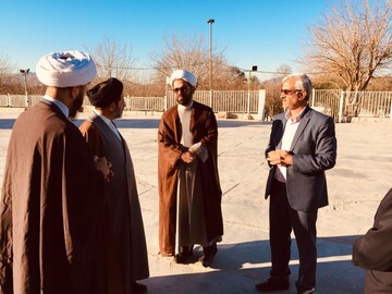 مدیرکل اوقاف فارس از امامزاده حسین(ع) کازرون بازدید کرد