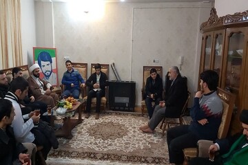 دیدار جمعی از طلاب مدرسه علمیه امام صادق(ع) قزوین با خانواده شهید رزازیان