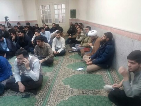 تصاویر / نشست صمیمی طلاب با مسئولان مدرسه طالبیه تبریز