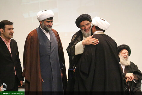 بالصور/ إزاحة الستار عن كتاب "بيان الخطوة الثانية للثورة الإسلامية والحضارة الإسلامية الحديثة" بالأهواز جنوبي إيران