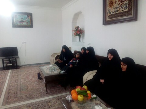 دیدار جمعی از طلاب مدرسه علمیه الزهرا(س)شبستر با مادر 4 شهید