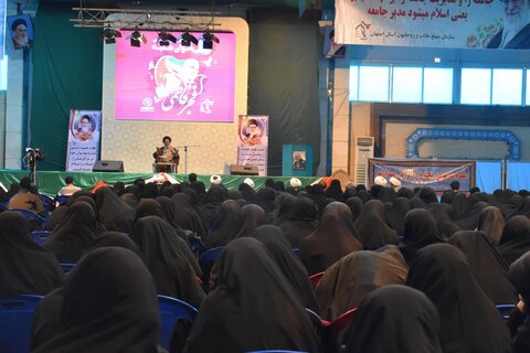 همایش بزرگ «فجرافرینان فاطمی» با شرکت 1500بانوی طلبه حوزه علمیه خواهران اصفهان از نگاه دوربین