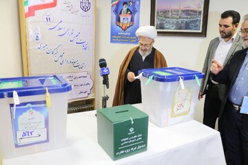 آیت الله العظمی سبحانی رای خود را به صندوق انداختند