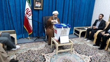 آیت الله نمازی رای خود را به صندوق ۱۸۸ کاشان انداخت