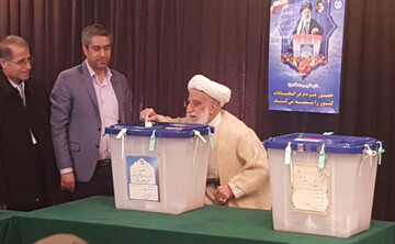 آیت‌الله جنتی رأی خود را به صندوق انداخت