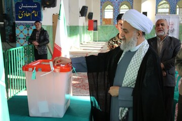 امام جمعه آران و بیدگل رای خود را در صندوق شماره ۳۳ انداخت