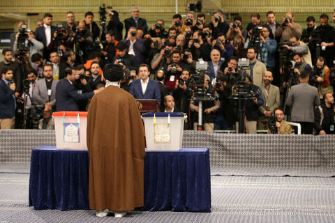 مشاركة الإمام الخامنئي في انتخابات مجلس الشورى الإسلامي و مجلس خبراء القيادة