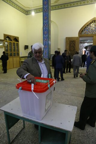 تصاویر/ حضورپرشور مردم آران وربیدگل درپای صندوق  های رای