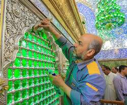 ضدعفونی بقاع متبرکه/ ممنوعیت پخش نذورات/ توزیع رایگان ماسک و دستکش میان زائران