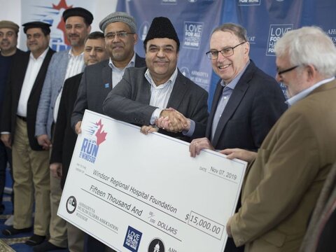   ۱۵ هزار دلار از سوی مسلمانان ویندزور به بیمارستان محلی اهدا شد