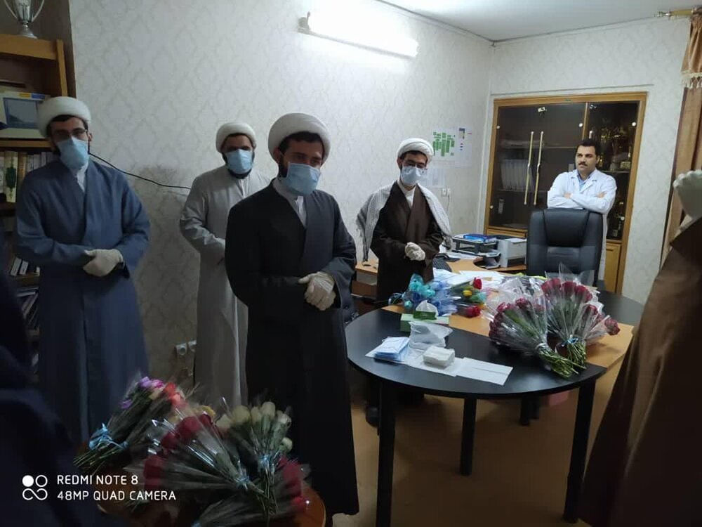عیادت جمعی از طلاب و اساتید از بیماران بستری در بیمارستان فرقانی