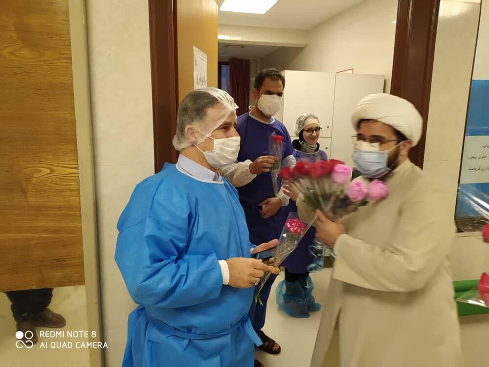 عیادت جمعی از طلاب و اساتید از بیماران بستری در بیمارستان فرقانی