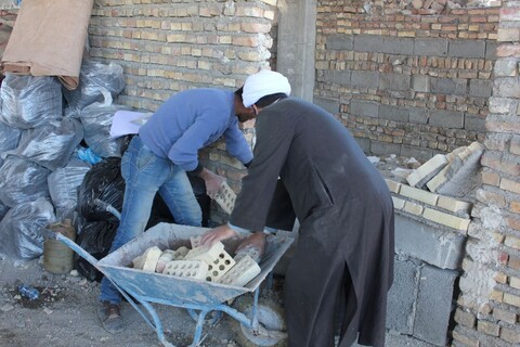 تصاویر/ فعالیت جهادی طلاب و روحانیون خوی در مناطق زلزله زده خوی