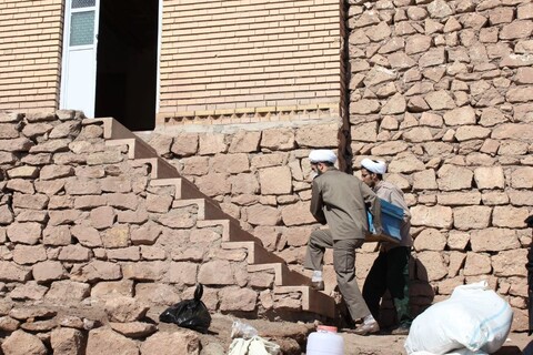 تصاویر/ فعالیت جهادی طلاب و روحانیون خوی در مناطق زلزله زده خوی