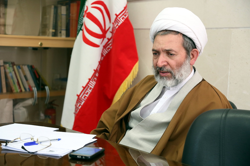 آموزش زبان های بین المللی در حوزه های علمیه الزامی شود / راه های جهانی سازی اسلام