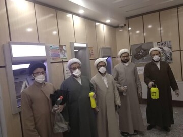 تصاویر/ ضدعفونی خودپردازهای سطح شهر بروجن توسط امام جمعه و جمعی از روحانیون