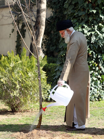 تصاویر/ کاشت دو اصله نهال میوه توسط رهبر انقلاب اسلامی
